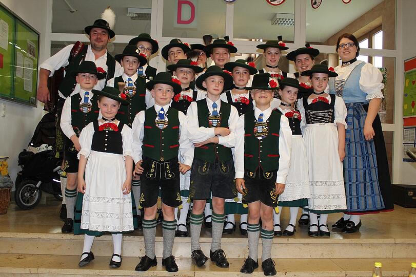 Die Kinder vom Heimat- und Volkstrachtenverein &bdquo;D`Würmtaler&ldquo; Menzing e.V.  mit Andrea Dorfer, Vortänzerin, und einem Musiker.