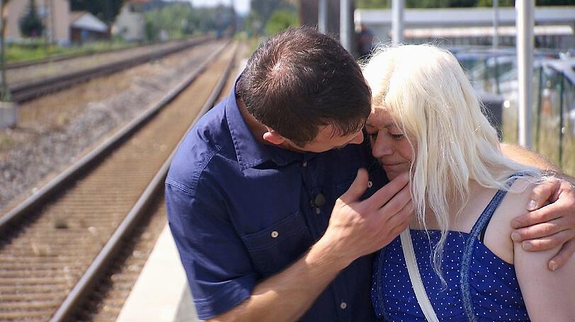 Die Hofwoche ist zuende. Beim Abschied am Bahnhof muss Rainer (41) Heike (40+) trösten.