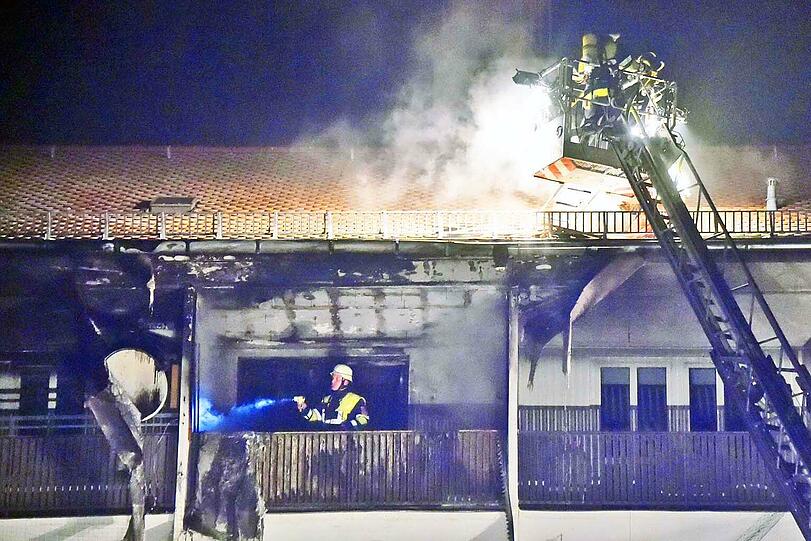 Silvesternacht: Die Feuerwehr löscht den Dachstuhl der Wohnung.