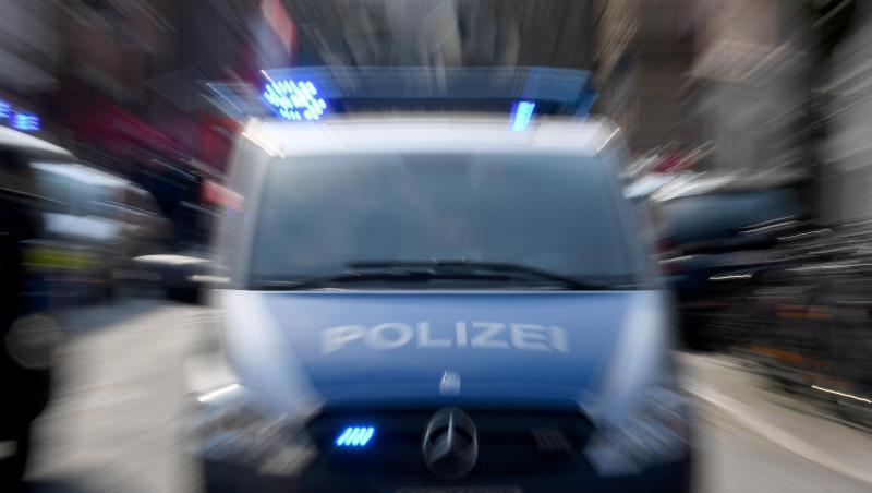 Ein Polizeiwagen mit eingeschaltetem Blauchlicht. Foto: Carsten Rehder/dpa/Symbolbild Ein Polizeiwagen mit eingeschaltetem Blauchlicht. Foto: Carsten Rehder/dpa/Symbolbild