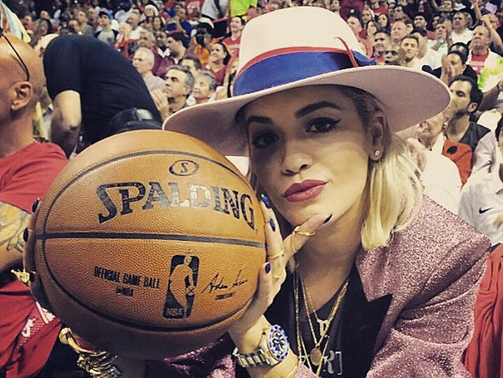 So schön mit einem Basketball posen, kann auch nur Rita Ora