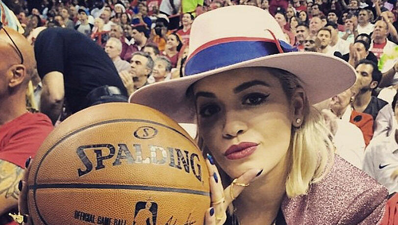 So schön mit einem Basketball posen, kann auch nur Rita Ora So schön mit einem Basketball posen, kann auch nur Rita Ora