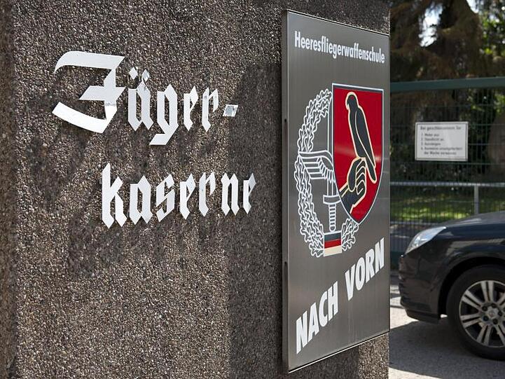 Einfahrt der Jägerkaserne in Bückeburg: Hier war der abgestürzte Helikopter stationiert.