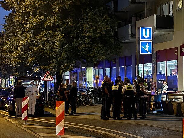 Die Polizei und die Kripo am Tatort in der Implerstraße.