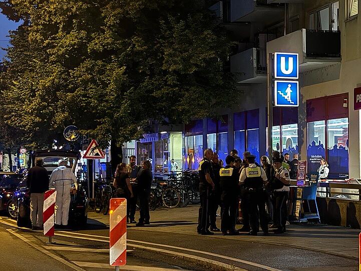 Die Polizei und die Kripo am Tatort in der Implerstraße.
