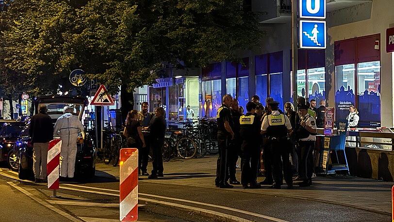 Die Polizei und die Kripo am Tatort in der Implerstraße. Die Polizei und die Kripo am Tatort in der Implerstraße.