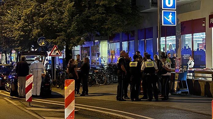 Die Polizei und die Kripo am Tatort in der Implerstraße.