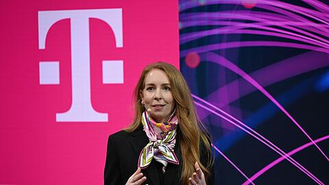 Starlink-Vertriebsmanagerin Stephanie Bednarek auf der B&uuml;hne des Telekom-Messestandes beim MWC.