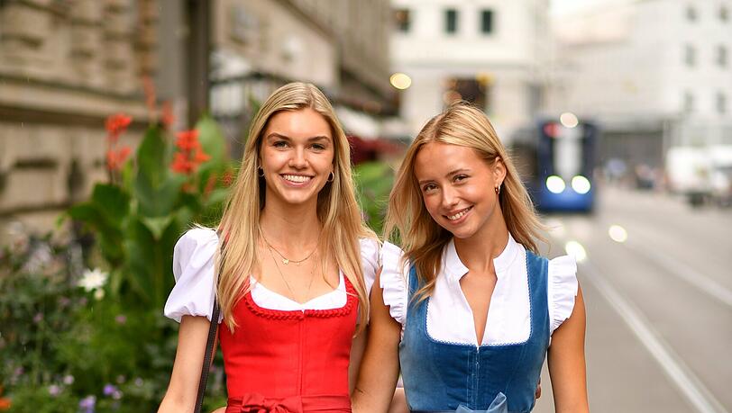 Die Models Lara und Luise pr&auml;sentieren zwei der aktuellen Trendfarben f&uuml;r die Wiesn.
