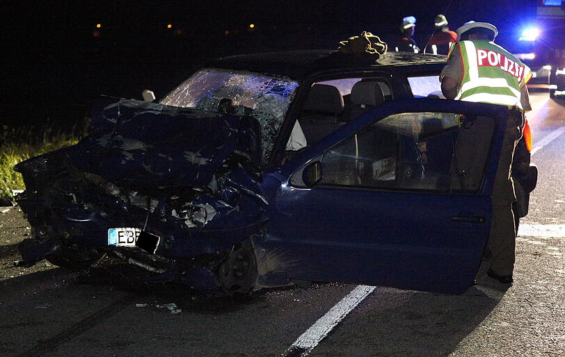 Bei Warngau ist ein Autofahrer bei einem heftigen Frontalcrash ums Leben gekommen. Der Mann wollte überholen und rauschte dabei mit einem anderen Wagen auf der Gegenfahrbahn zusammen.