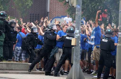 Auseinandersetzungen vor dem Spiel auf der Straße: 1860-Anhänger und Polizisten liefern sich Handgreiflichkeiten.
