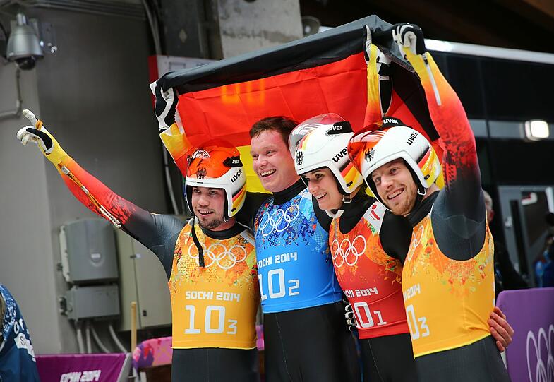 Die deutsche Rodel-Staffel holt souverän die Goldmedaille im Teamwettbewerb von Sotschi.