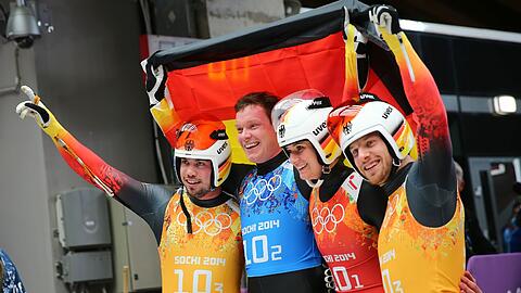 Die deutsche Rodel-Staffel holt souverän die Goldmedaille im Teamwettbewerb von Sotschi.