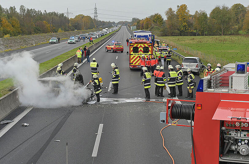 Auf der A99 ist ein Skoda nach einer Kollision komplett ausgebrannt.