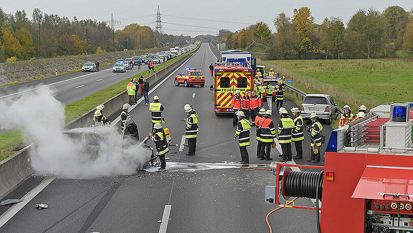 Auf der A99 ist ein Skoda nach einer Kollision komplett ausgebrannt. Auf der A99 ist ein Skoda nach einer Kollision komplett ausgebrannt.