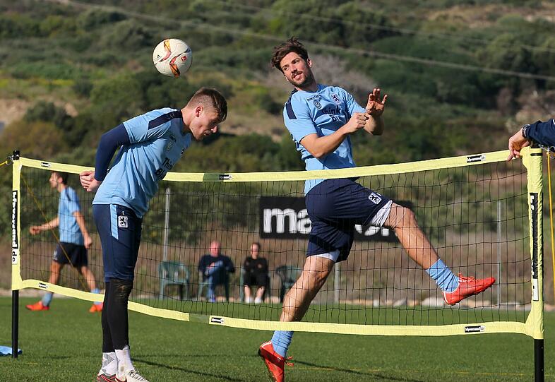 Am Sonntagvormittag gab's eine spaßige Einheit: Fußballtennis! Trotzdem hängten sich die Löwen rein: Am Ende siegten Rubin Okotie, Jan Mauersberger und Levent Aycicek.