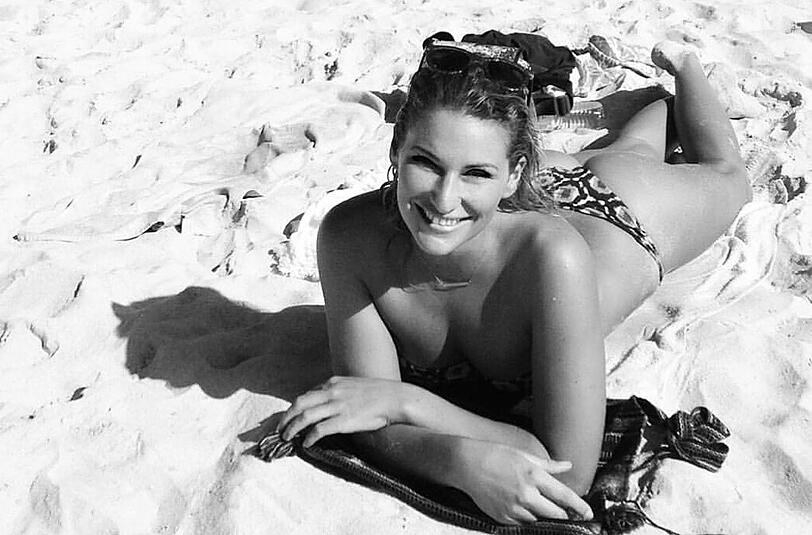 Surf-Schönheit Janni Hönscheid arbeitet als Model. So finanziert sich die beste Wellenreiterin Deutschlands ihre Reisen an den schönsten Stränden der Welt. Die 25-Jährige zeigt gerne, was sie hat.