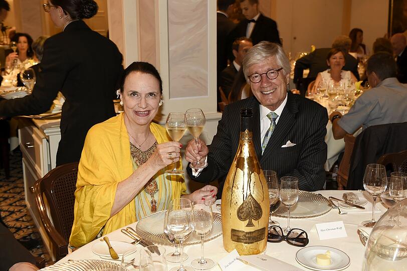 Prost: Marina und Ex-TV-Förster Christian Wolff finden die Schampus-Flasche besonders goldig.