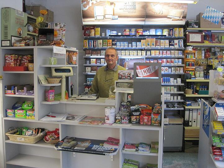 Norbert Blechschmid in seinem Geschäft in der Oettingenstraße 42 a.