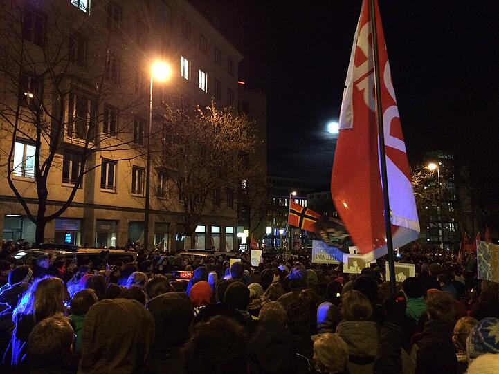 Nein die Mügida solidarisiert sich nicht mit Norwegen. Bei der schwarz-roten Flagge eines Mügida-Anhängers handelt es sich um eine Widerstandsflagge, zu Ehren Josef Wirmers.