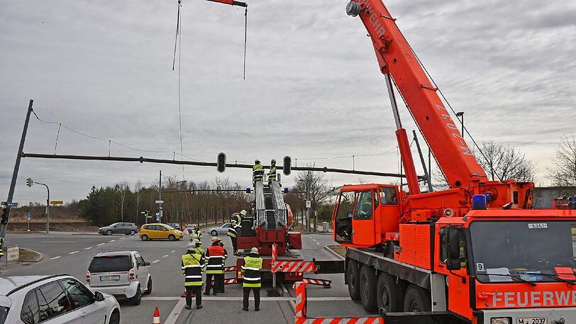 Die Einsatzkräfte mussten die Ampelanlage abbauen, nachdem ein Lkw dagegen gefahren war.