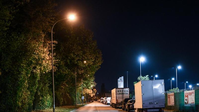 Eine Straße im Freiburger Industriegebiet Nord hinter einem Diskothekenareal wird nachts von Straßenlaternen erleuchtet. Hier sollen mindestens zehn Männer die 18-Jährige vergewaltigt haben. Eine Straße im Freiburger Industriegebiet Nord hinter einem Diskothekenareal wird nachts von Straßenlaternen erleuchtet. Hier sollen mindestens zehn Männer die 18-Jährige vergewaltigt haben.