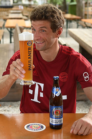 Thomas Müller prostet beim FC Bayern München Paulaner "Lederhosen-Shooting" im Paulaner am Nockherberg.