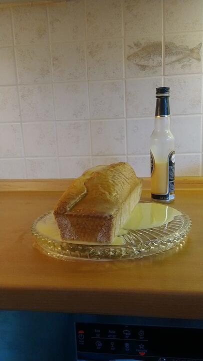 Kuchen, im Likör badend. Kuchen, im Likör badend.