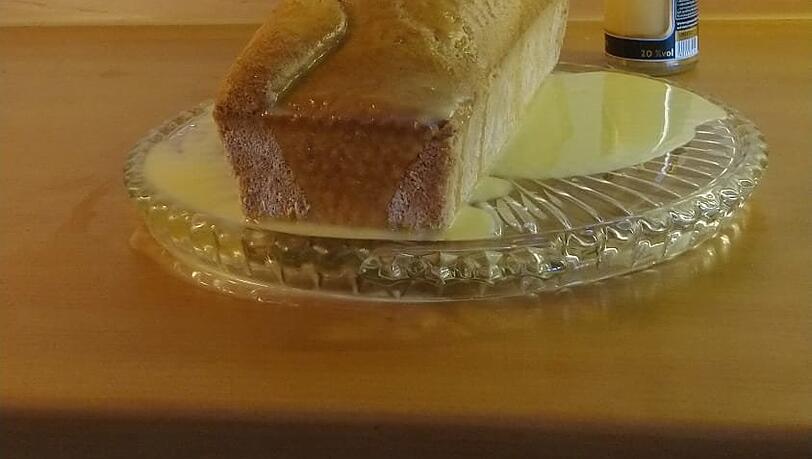 Kuchen, im Likör badend. Kuchen, im Likör badend.