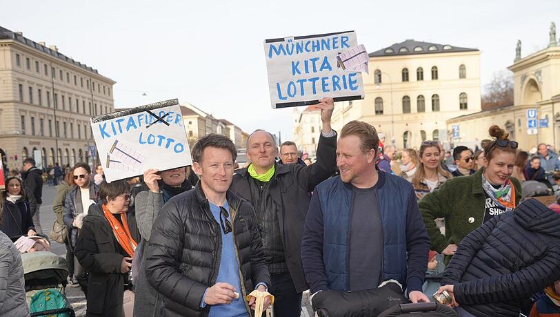 Hunderte Eltern demonstrieren auf dem Odeonsplatz gegen das neue Fördersystem der Stadt, das ab September für Kita-Plätze gelten soll.