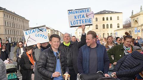 Hunderte Eltern demonstrieren auf dem Odeonsplatz gegen das neue Fördersystem der Stadt, das ab September für Kita-Plätze gelten soll.