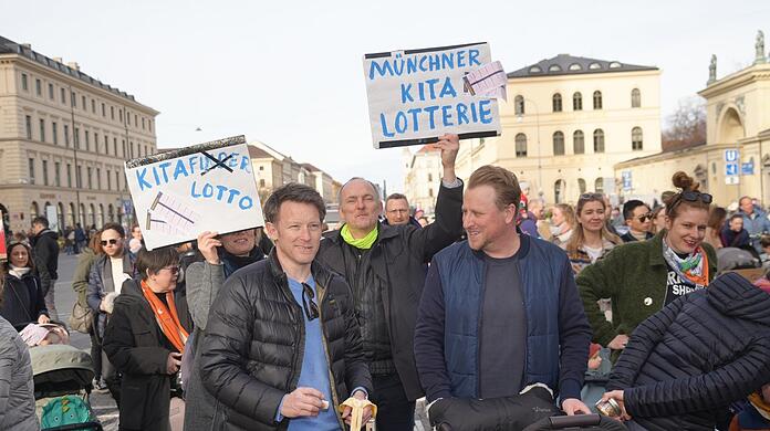Hunderte Eltern demonstrieren auf dem Odeonsplatz gegen das neue Fördersystem der Stadt, das ab September für Kita-Plätze gelten soll.
