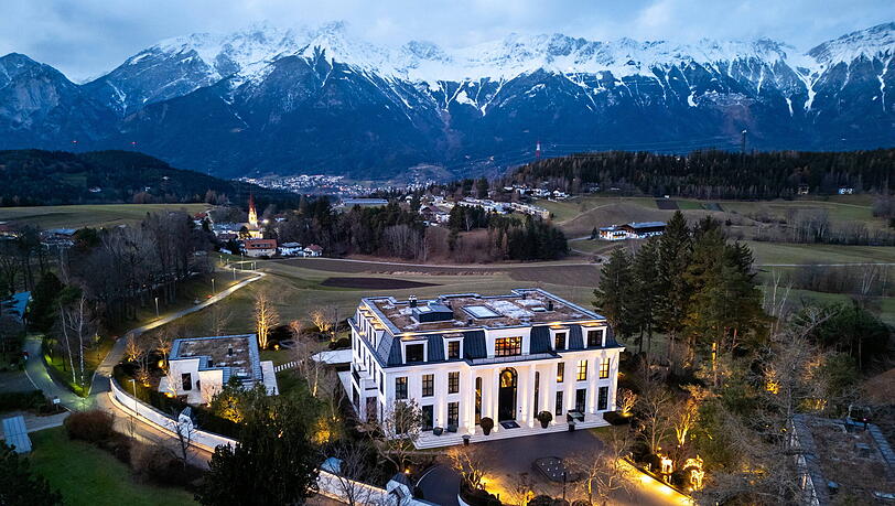 Eine Außenansicht zur blauen Stunde der von Signa-Gründer René Benko privat genutzten Villa N in Innsbruck. Eine Außenansicht zur blauen Stunde der von Signa-Gründer René Benko privat genutzten Villa N in Innsbruck.