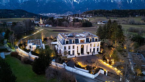 Eine Außenansicht zur blauen Stunde der von Signa-Gründer René Benko privat genutzten Villa N in Innsbruck.