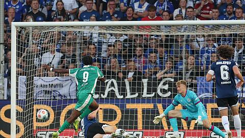 Noel Futkeu erzielt das 1:0 für Fürth, Bielefelds Maximilian Großer fälscht noch ab, Torwart Jonas Kersken ist machtlos.