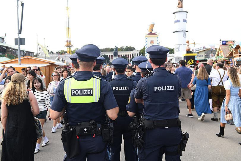 Auch am Sonntag hatte die Polizei nicht allzu viel schwierige Einsätze. Da blieb dann auch schon mal Zeit für eine Fahrt mit dem Top Spin oder eine Tanzeinlage der Kollegen an der Hackerbrücke. Auch am Sonntag hatte die Polizei nicht allzu viel schwierige Einsätze. Da blieb dann auch schon mal Zeit für eine Fahrt mit dem Top Spin oder eine Tanzeinlage der Kollegen an der Hackerbrücke.