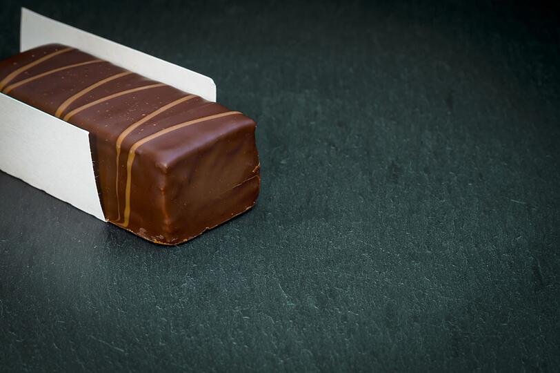 Nicht nur in frischen Backwaren ist oft Alkohol enthalten. Wer einen Blick auf die Zutatenliste von kleinen verpackten T&ouml;rtchen und Kuchen wirft, wird feststellen, dass sich auch hier Alkohol versteckt hat.
