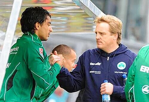 Soll dem FC Augsburg ein paar Ostereier ins Nest legen: Kleeblatt-Knipser sami Allagui, hier mit Trainer Mike Büskens (rechts).