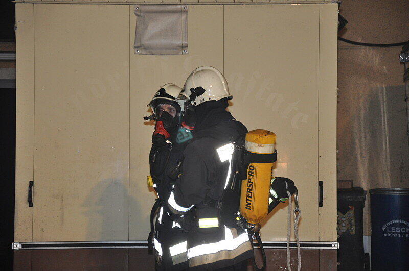 Altötting - Am Dienstagabend entzündete sich im Keller einer Metzgerei in der Mühldorfer Straße ein Feuer. Die Feuerwehr konnte das Feuer schnell unter Kontrolle bringen. Die Schadenshöhe ist noch unklar. Es gab keine Verletzten.