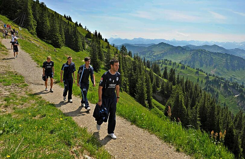 Der erste Aufstieg der Saison ist geschafft: Im Trainingslager in Oberstaufen wanderten die Löwen auf den bei 1.833 Meter liegenden Hochgrad. Sehen Sie hier die Bilder.