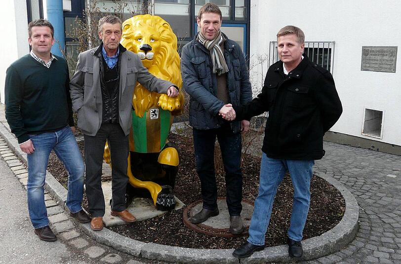 Markus von Ahlen (2.v.r.) ist neuer Trainer der U 21 des TSV 1860. Mit ihm auf dem Bild, von links: Matthias Imhof, Leiter Organisation des Nachwuchsleistungszentrums des TSV 1860, Sportchef Florian Hinterberger und Wolfgang Schellenberg, Leiter des Nachwuchsleistungszentrums.