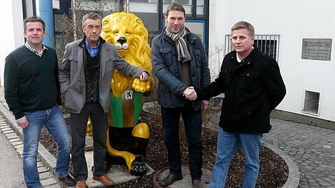 Markus von Ahlen (2.v.r.) ist neuer Trainer der U 21 des TSV 1860. Mit ihm auf dem Bild, von links: Matthias Imhof, Leiter Organisation des Nachwuchsleistungszentrums des TSV 1860, Sportchef Florian Hinterberger und Wolfgang Schellenberg, Leiter des Nachwuchsleistungszentrums.