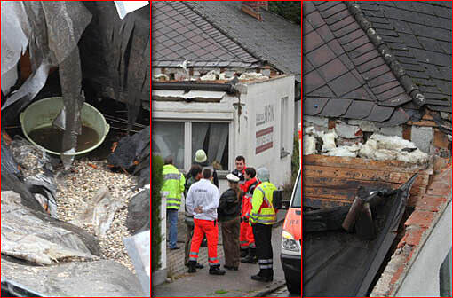 Das marode Hausdach sit in sich zusammengefallen. Bilder vom Feuerwehreinsatz.