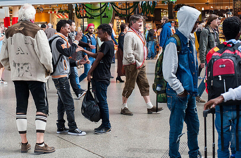 Flüchtlinge und Wiesn-Besucher treffen in München aufeinander, Bilder vom Hauptbahnhof am ersten Tag des Oktoberfests.