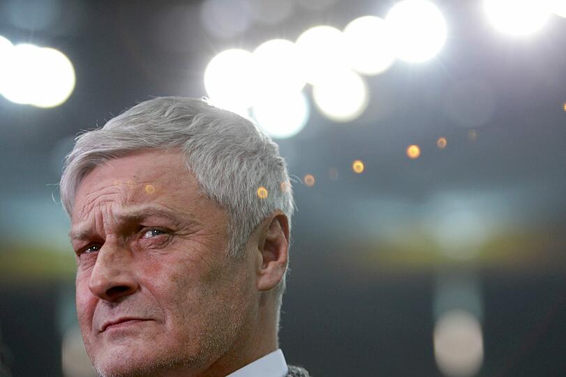 Unter Druck: Eintracht-Trainer Armin Veh steckt mit Frankfurt im Abstiegskampf und könnte einen Befreiuungschlag gegen Bremen gut gebrauchen.