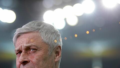 Unter Druck: Eintracht-Trainer Armin Veh steckt mit Frankfurt im Abstiegskampf und könnte einen Befreiuungschlag gegen Bremen gut gebrauchen.