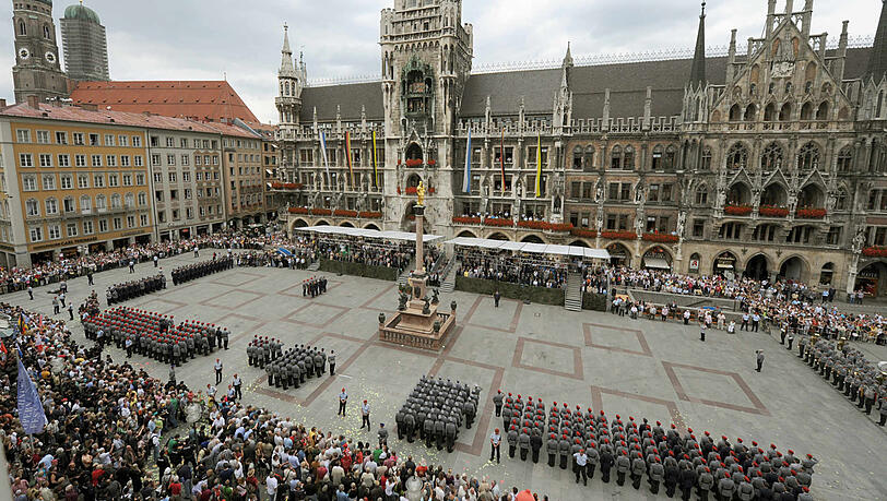 Das letzte Gelöbnis der Bundeswehr in München: 2009 am Marienplatz. Das letzte Gelöbnis der Bundeswehr in München: 2009 am Marienplatz.