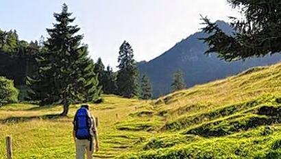 Nach dem Aufstieg zur Riesenhütte im Chiemgau locken bodenständige Küche und ein wunderschöner Ausblick.