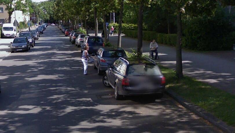 Ein breiter Fußweg verleitet viele Radler dazu auf selbigem zu fahren und nicht - wie an dieser Stelle vorgeschrieben - auf der Straße zu fahren. Ein breiter Fußweg verleitet viele Radler dazu auf selbigem zu fahren und nicht - wie an dieser Stelle vorgeschrieben - auf der Straße zu fahren.