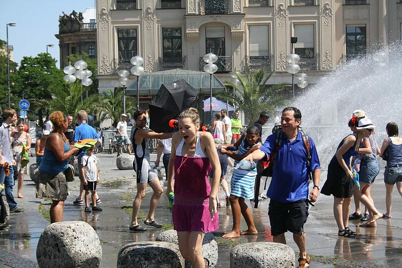 Wasserschlacht am Stachus. Die Bilder.